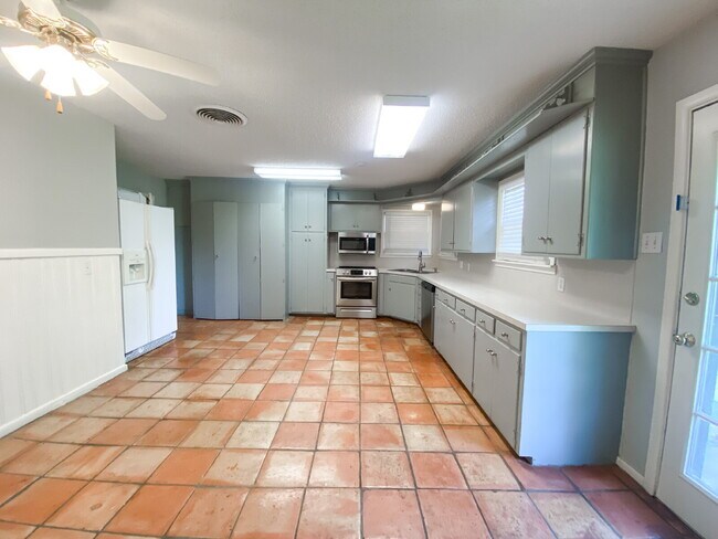 Building Photo - Charming 3-Bedroom Home with Cozy Fireplace