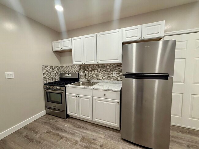 Building Photo - 330 Jackson St