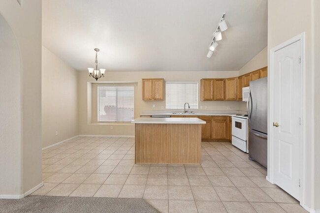 Building Photo - 921 E Montoya Ln