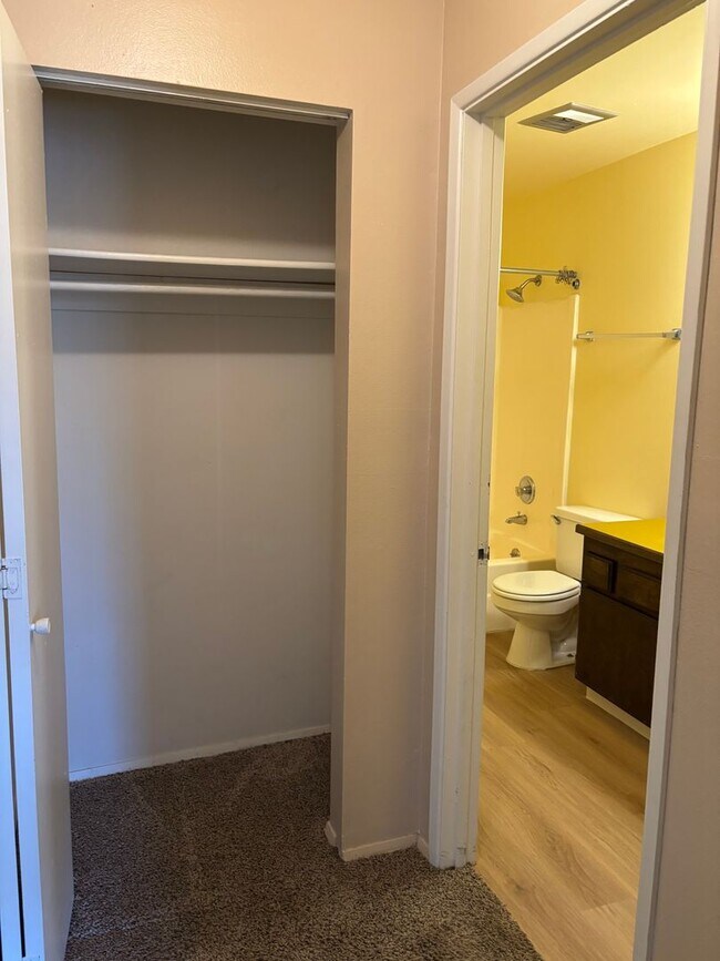 Building Photo - 1 Bedroom Condo close to Washington Square