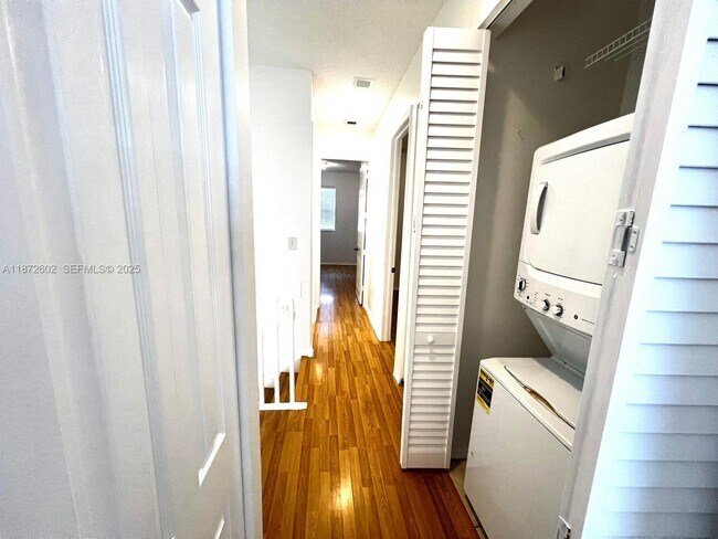 Building Photo - 955 NE 42nd Terrace