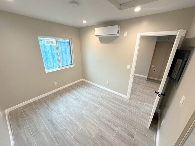 Building Photo - Gorgeous 1BD/1BA all appliances included. Move in ready!!