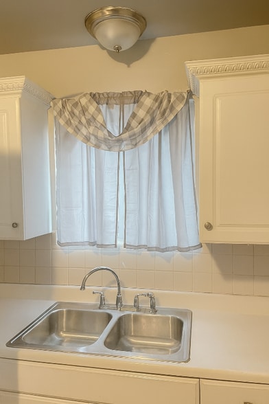 Building Photo - 17390 Albion Ave