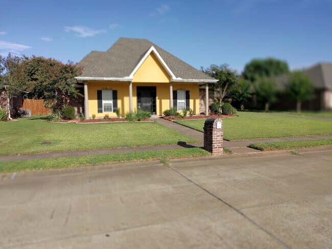 Primary Photo - 5913 Bocage Dr