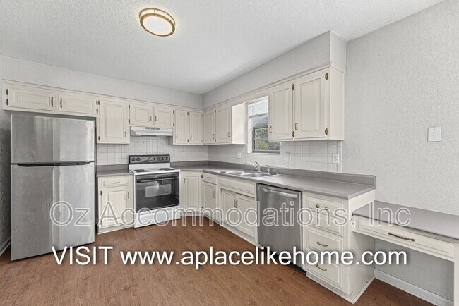 Building Photo - 1105 W Elm Terrace