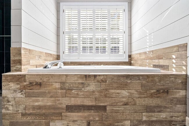 Building Photo - 1902 Hillbrook Cir