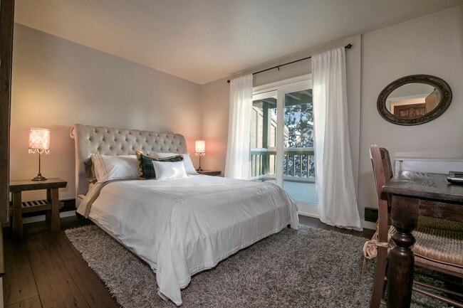 Building Photo - Gorgeous Lake View Condo
