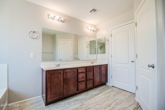 Building Photo - 4068 E Devon Dr