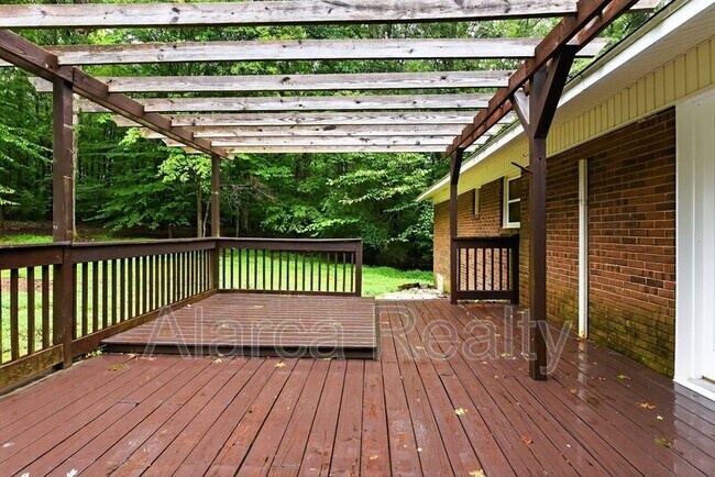Building Photo - 409 Robinson Ave