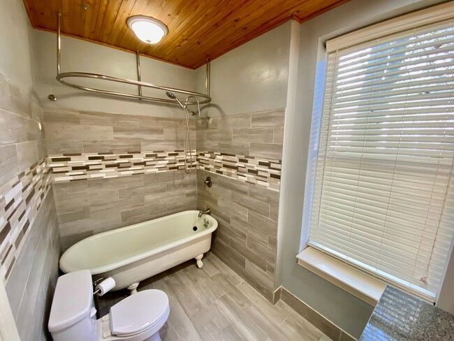 Building Photo - Stylish LowerTown Loft Living in the Heart...