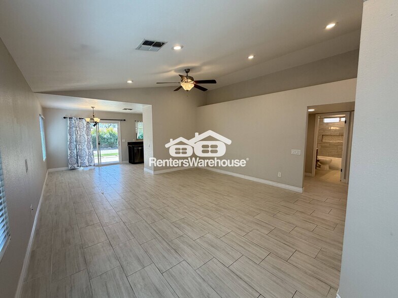 Building Photo - 2023 E Paradise Ln