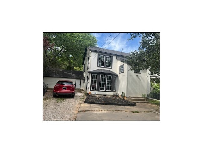 Building Photo - 1121 E Texas St
