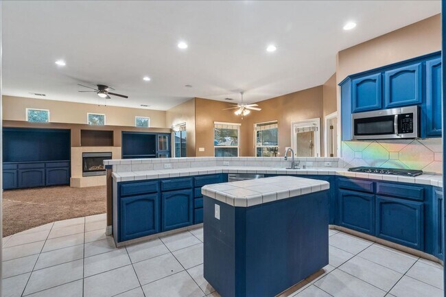 Building Photo - West Bakersfield Custom Home for Rent Available Now!