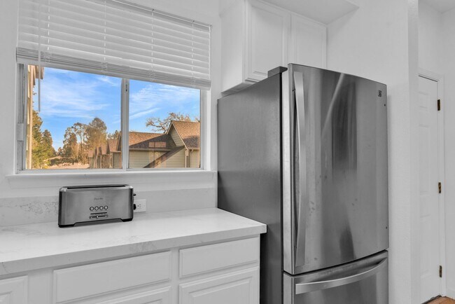 Building Photo - Quiet and Spacious 2 Bedroom Condo in Sunny Novato!