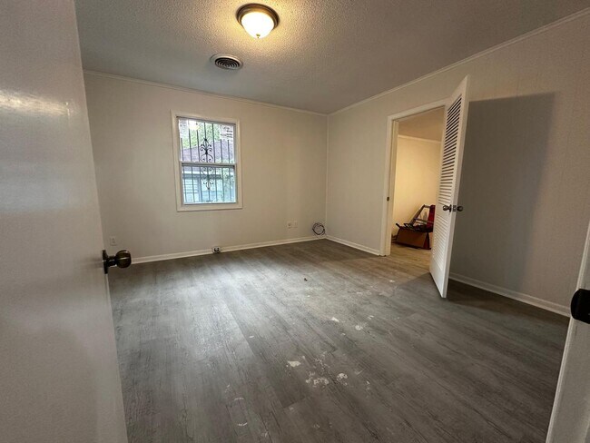 Building Photo - Spacious 5 Bed / 2 Bath home