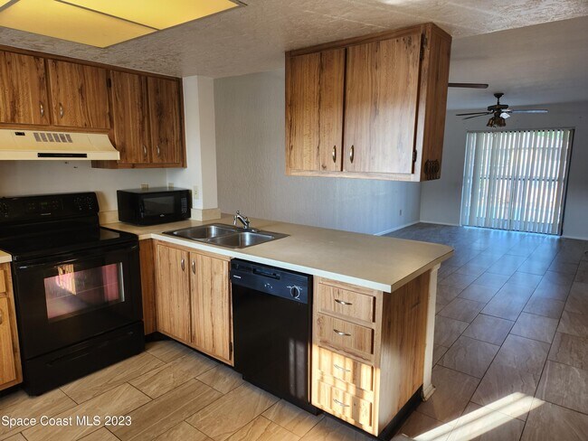 Building Photo - 1702 University Ln