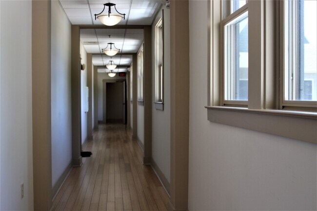 Building Photo - Downtown - Modern Condo minutes from the c...