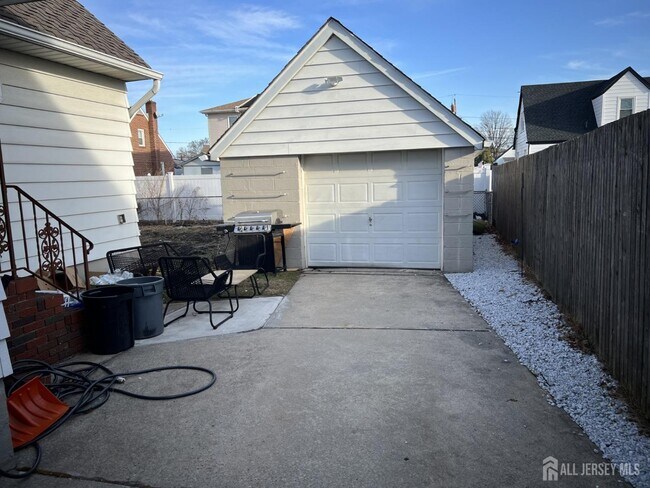 Building Photo - 30 Cypress St