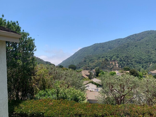 Building Photo - Beautiful, Spacious, 4 bed 2.5 bath home nestled in the Serene, breathtaking Hills of Pacific Pal...