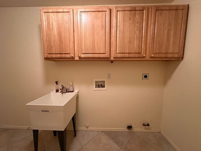 Building Photo - Beautiful 3 Bed / 2 Bath Home Backing to Cerbat Cliffs Golf Course!