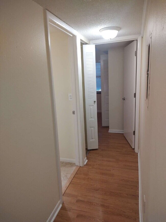 Building Photo - "$200 move in special!! 2-Bed, 2-Bath Cond...