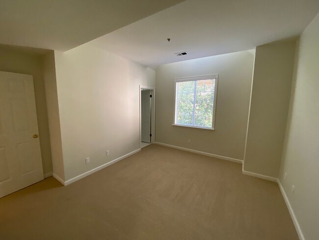 Building Photo - Beautiful, Spacious Condo in Excellent Loc...