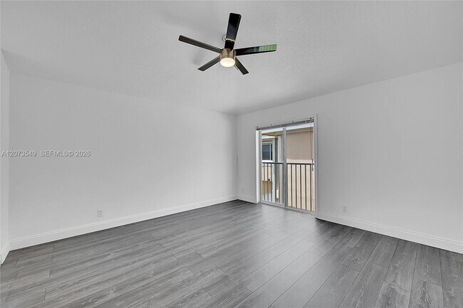 Building Photo - 11201 Lakeview Dr