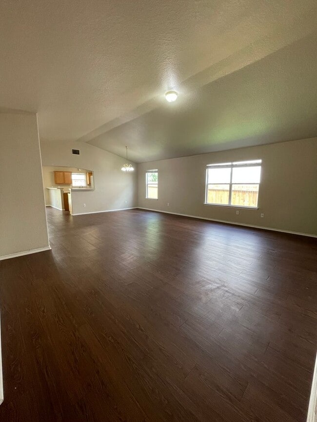 Building Photo - NEW ON MARKET