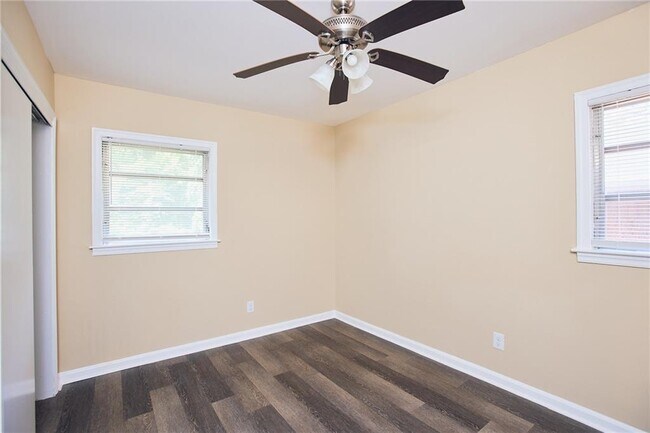 Building Photo - 826 Jefferson Ave SW