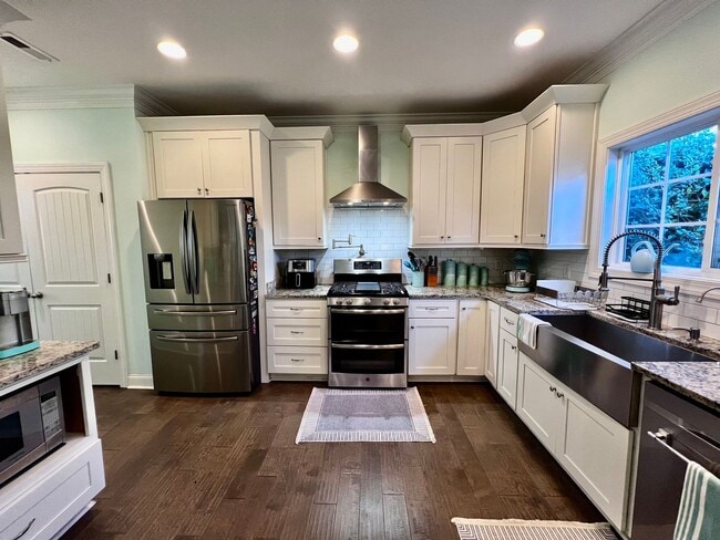 Building Photo - Luxury Beachside Home – Steps from the Bay!