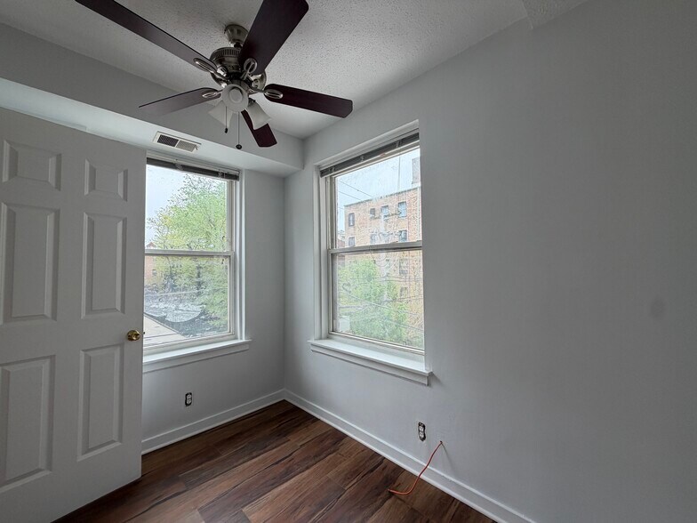 Building Photo - 3727 N Pine Grove Ave