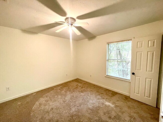 Building Photo - 3/2 Available for Rent in Oak Grove Subdiv...