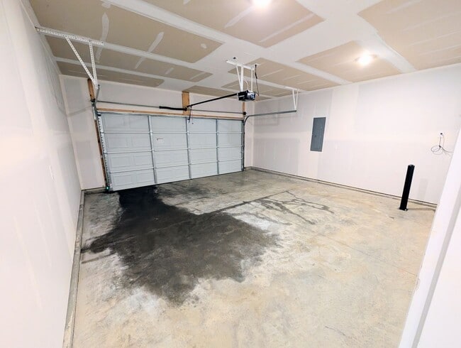 Building Photo - Great Home Available Now