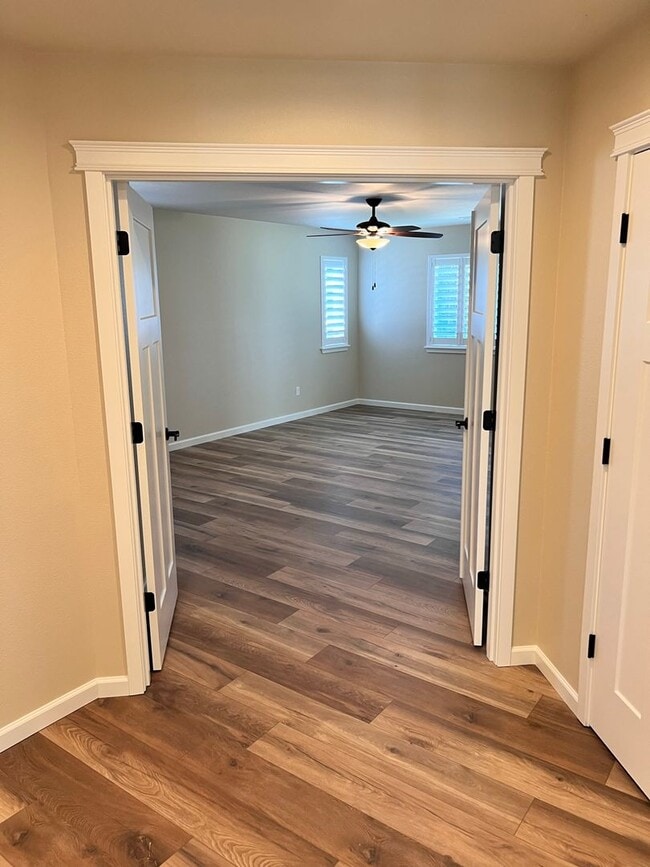 Building Photo - Stunning 5 bedroom W/Bed & Full Bath on Main Floor