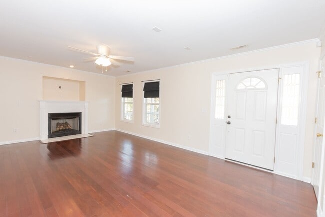 Building Photo - MOVE-IN READY $300 off first month