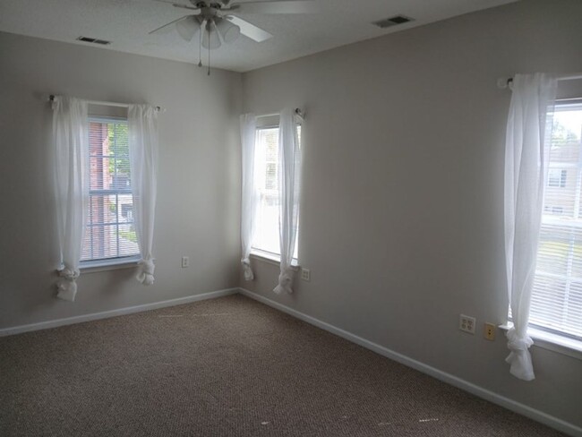 Building Photo - 5821 Ludington Dr