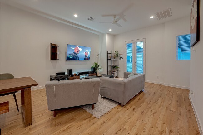 Building Photo - 8911 Knoll Villas St