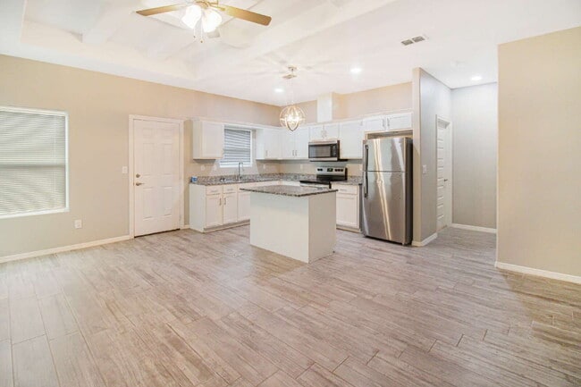 Building Photo - Beautiful great size apartment in gated community