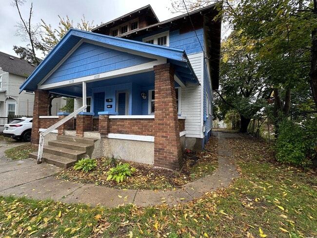 Building Photo - Move in Special - $500 off November rent -...
