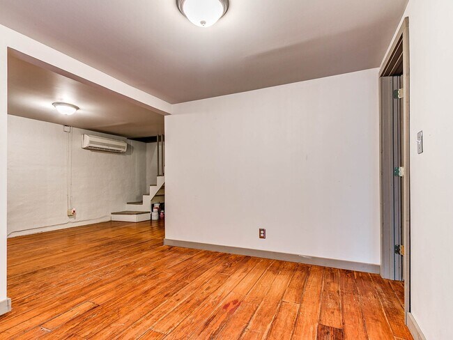 Building Photo - Unique with a Artsy Flare    1Bed + Flex Room /1.5 Bath in Edgemere Park