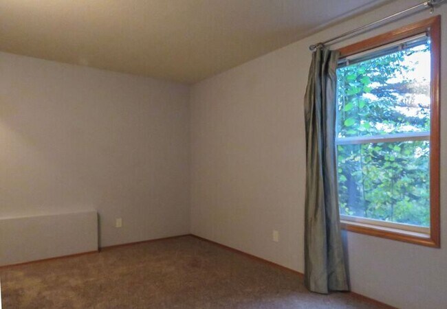 Building Photo - 4 Bedroom Home located in Summer Woods -La...