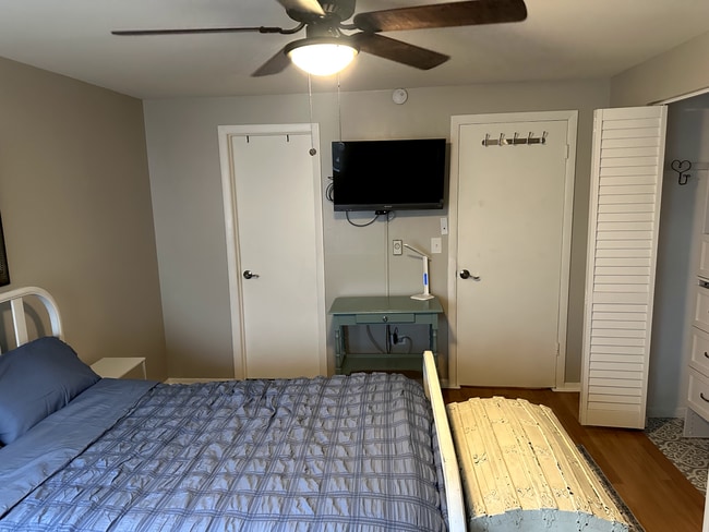 Building Photo - 2317 N Neva Ave