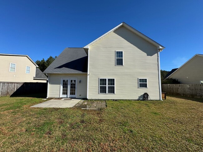 Building Photo - 3 Bed, 2.5 Bath Home with Fenced Backyard