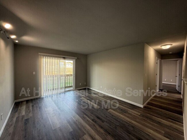 Building Photo - 721 E Bain St