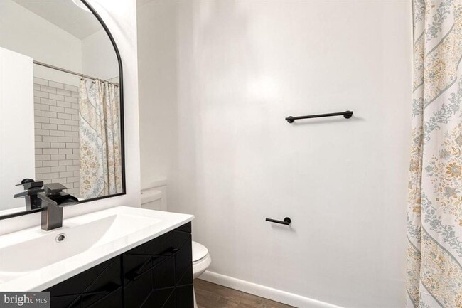 Building Photo - Welcome to contemporary luxury living in this beautifully renovated 2bd 2.5bth penthouse condo