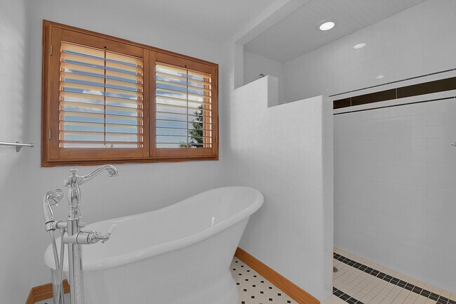 Building Photo - 556 Ridgeside Dr