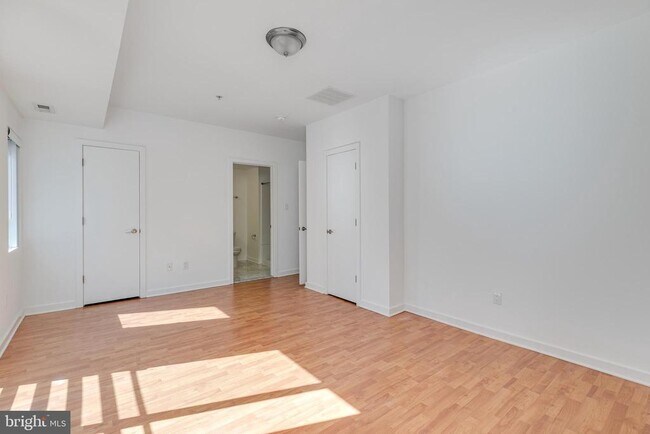 Building Photo - 220 W George St