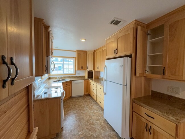 Building Photo - 4029 Walnut Dr
