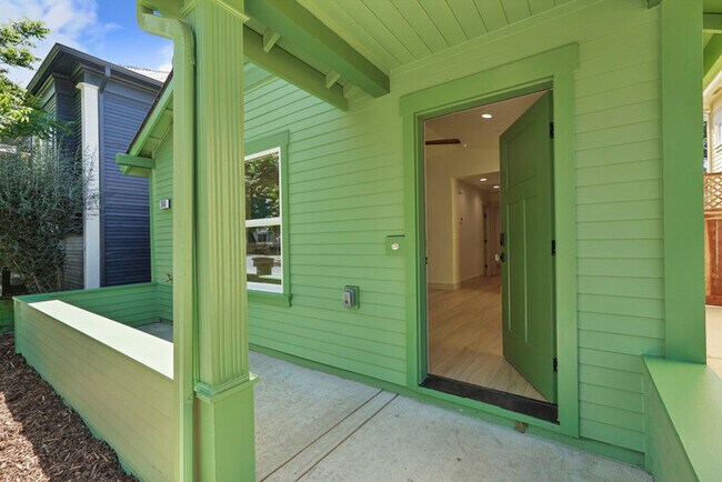 Building Photo - Beautiful 2 bedroom 1 Bathroom for rent in North Oak Park! Close to UC Davis and McGeorge Law