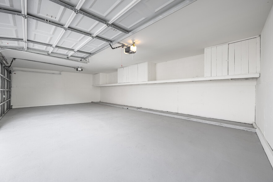 Building Photo - 2046 Burnside Ave